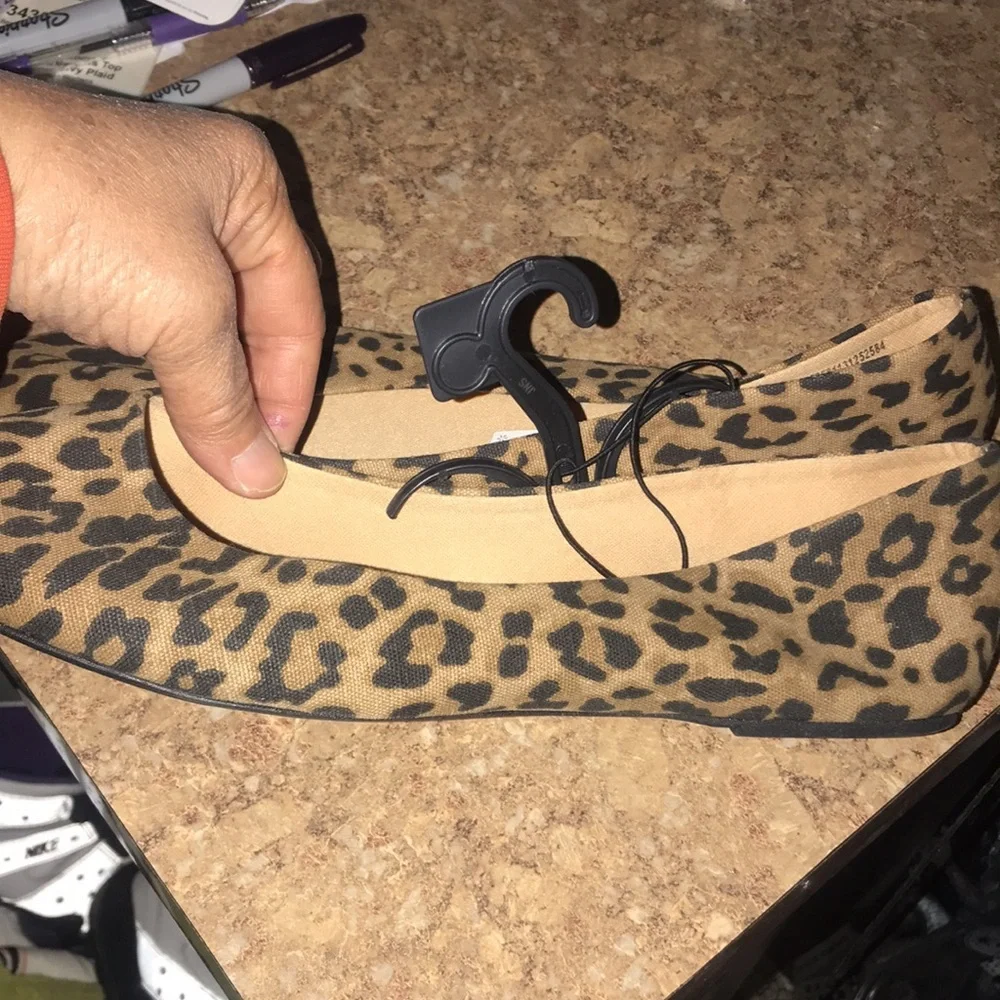 NWT Women’s Canvas Flats - Picture 2 of 6